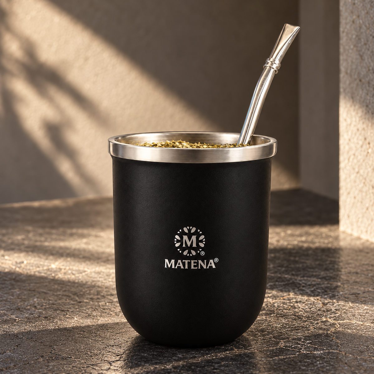 Ambientación de uso de Matera Matena Negra Recta con la bombilla incluida. La yerba se vende por separado.