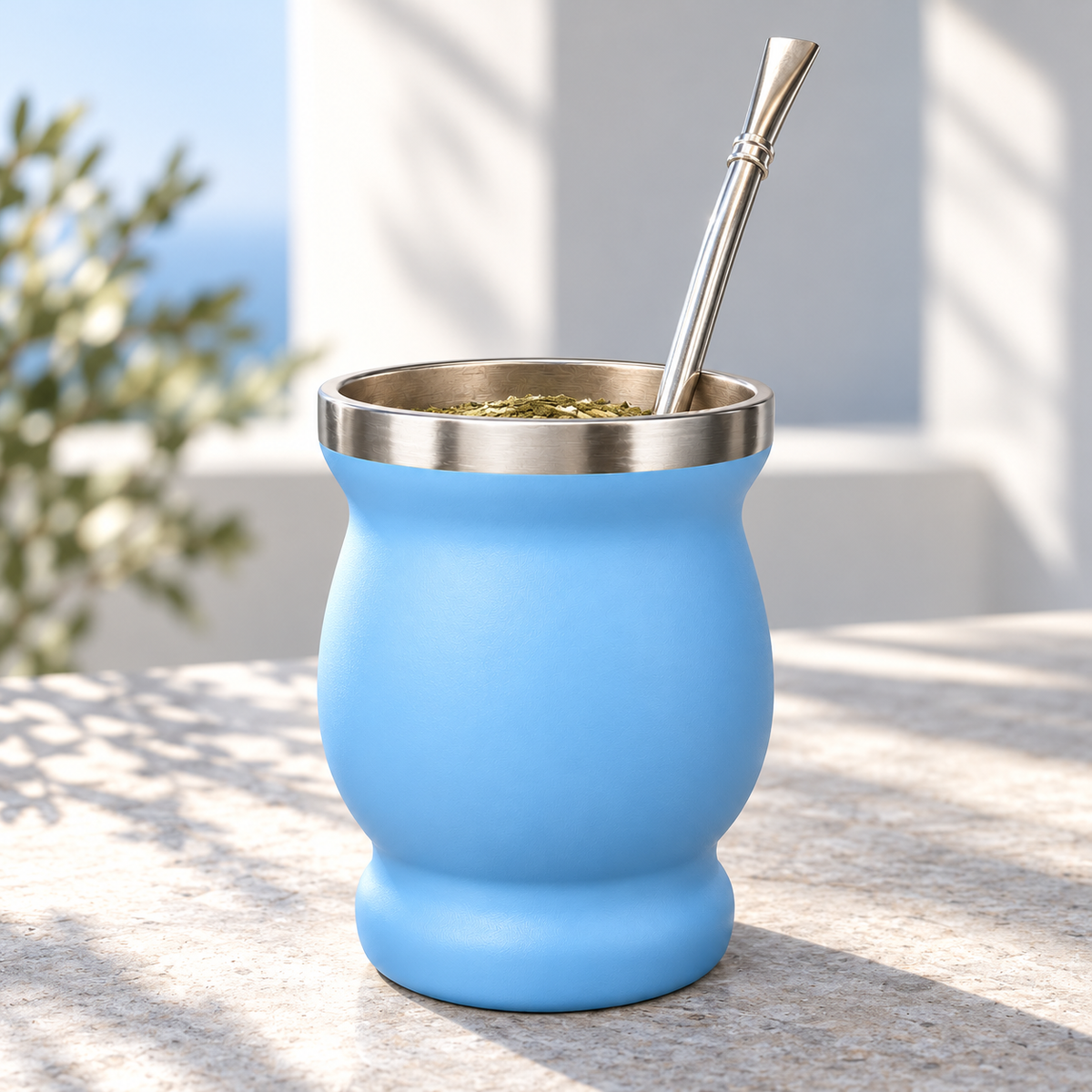 Ambientación de uso de Matera Matena Curva Azul Claro con la bombilla incluida. La yerba se vende por separado.