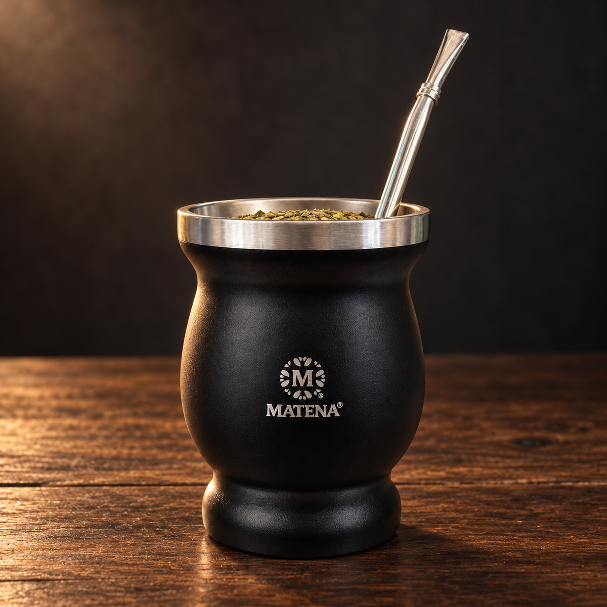 Ambientación de uso de Matera Matena Curva Negra con la bombilla incluida. La yerba se vende por separado.
