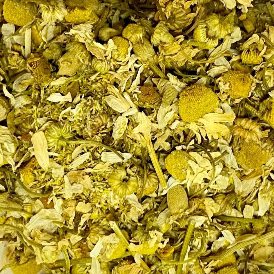 Taza de manzanilla egipcia aroma floral calma bienestar