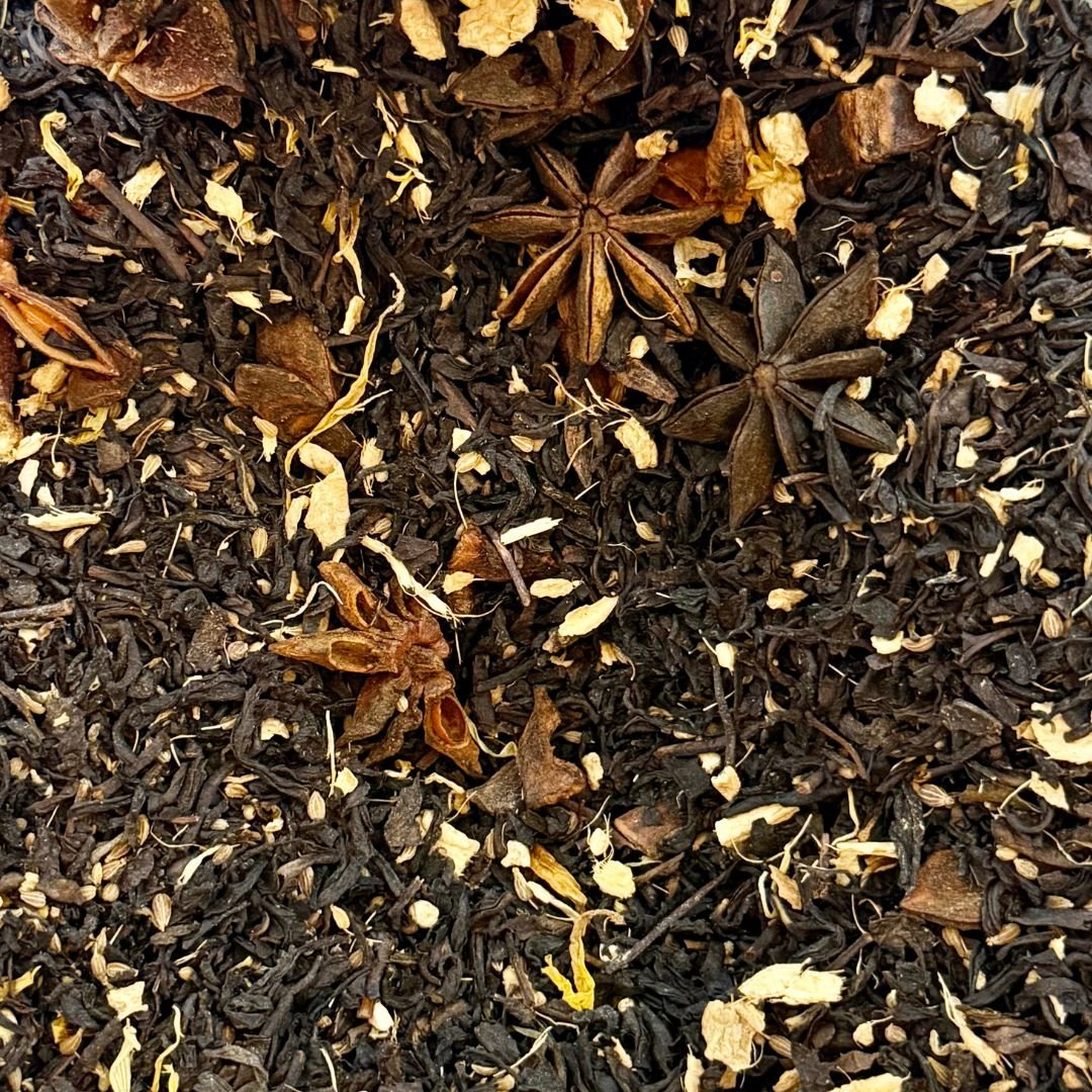 Té negro robusto, clavo aromático, canela dulce