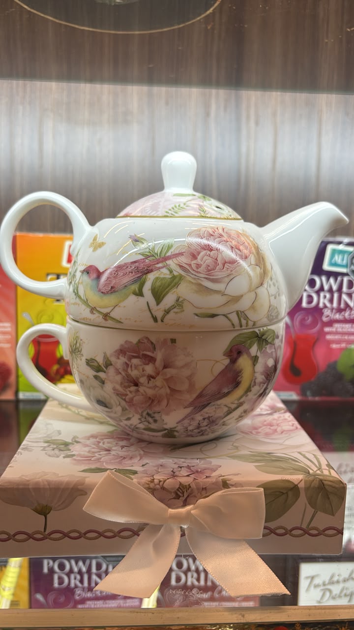 Egoísta Aves y Peonías Rosadas con Caja: tetera con tapa apilada sobre su taza, presentada con caja decorativa.