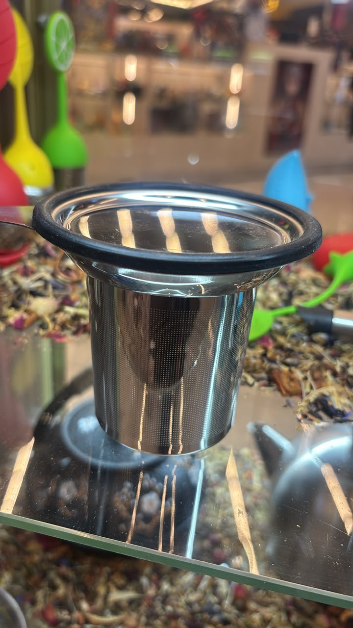 Foto real de referencia: Infusor de Té Canasta Alta con Borde Negro. Venta por unidad.