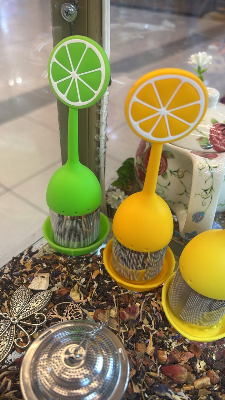 Foto real de referencia: Infusor de Té Cítrico Amarillo con Base. Venta por unidad.
