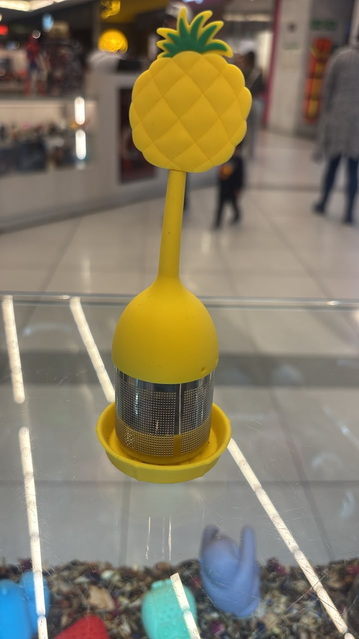 Foto real de referencia: Infusor de Té Piña Amarilla con Base. Venta por unidad.